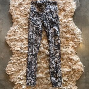 Lululemon size 2 high rise leggings with pockets - nice!